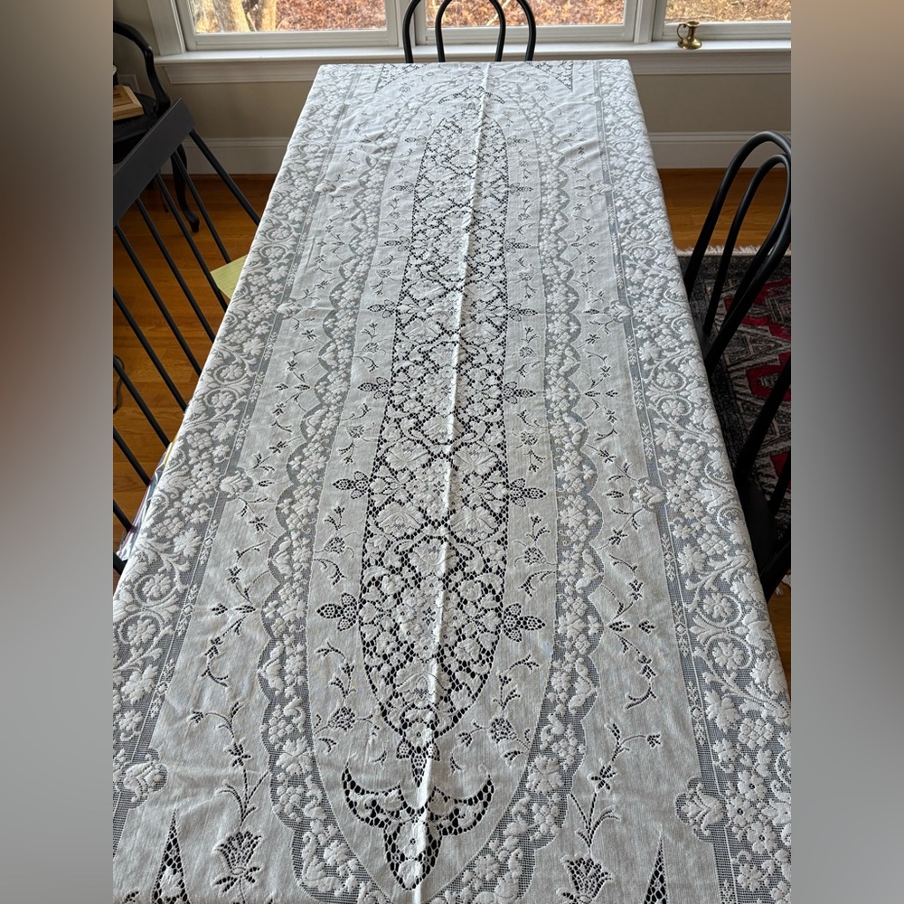Gorgeous Large Vintage Cream Lace Tablecloth - Picture 2 of 10
